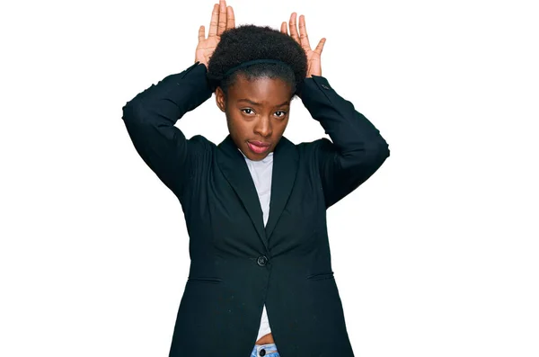 Menina Afro Americana Jovem Vestindo Roupas Negócios Fazendo Orelhas Coelho — Fotografia de Stock