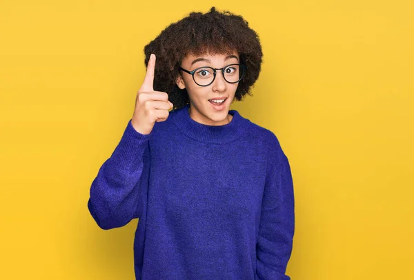 Junges Hispanisches Mädchen Lässigem Winterpullover Und Brille Mit Erhobenem Zeigefinger — Stockfoto