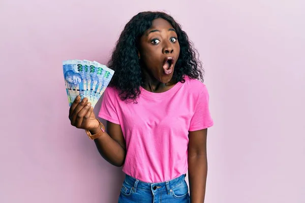 Hermosa Mujer Joven Africana Sosteniendo Billetes 100 Rand Sudafricanos Asustados —  Fotos de Stock