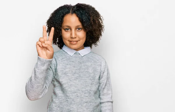 Ung Liten Flicka Med Afro Hår Bär Casual Kläder Visar — Stockfoto