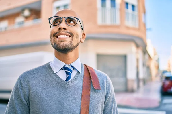 Joven Empresario Afroamericano Sonriendo Feliz Caminando Por Ciudad —  Fotos de Stock