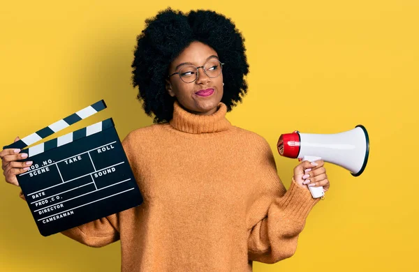 Genç Afro Amerikalı Kadın Elinde Video Film Klasörü Megafon Ile — Stok fotoğraf