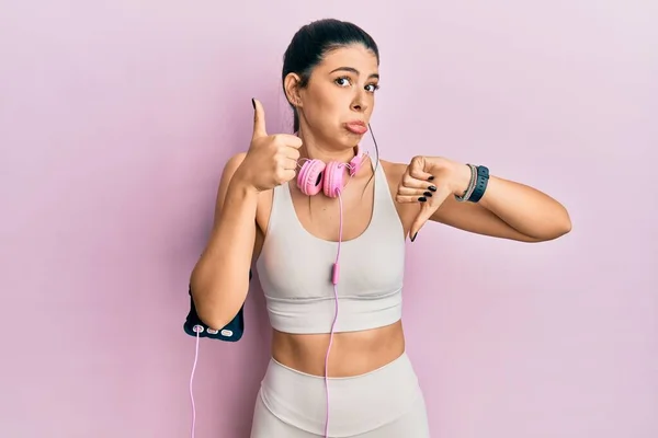 운동용 헤드폰을 양치질을 여성은 의견의 불일치와 합의의 표현을 — 스톡 사진