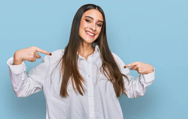 Jeune Belle Femme Portant Une Chemise Blanche Décontractée Regardant Avec — Photo