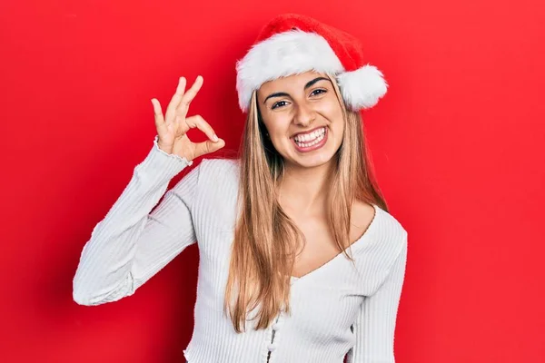 Vacker Latinamerikansk Kvinna Bär Jul Hatt Ler Positivt Gör Tecken — Stockfoto