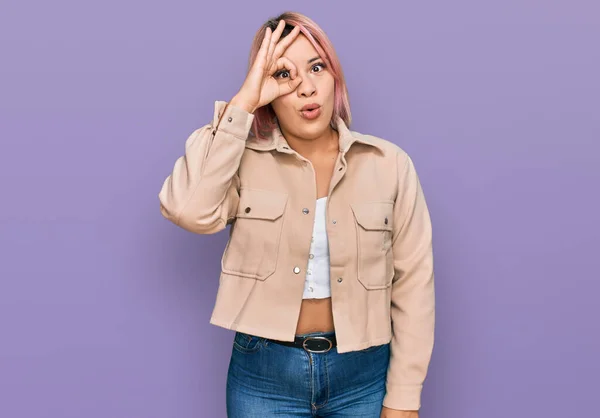 Mulher Hispânica Com Cabelo Rosa Vestindo Roupas Casuais Fazendo Gesto — Fotografia de Stock