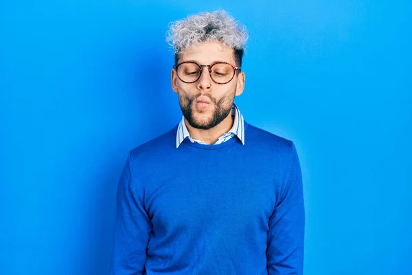 Homem Hispânico Jovem Com Cabelo Tingido Moderno Usando Suéter Óculos — Fotografia de Stock