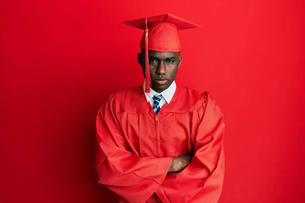 Mladý Africký Američan Promoční Čepici Slavnostním Županu Skeptický Nervózní Nesouhlasný — Stock fotografie