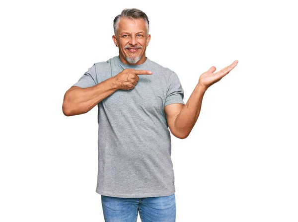 Homem Cabelos Grisalhos Meia Idade Vestindo Roupas Casuais Surpreso Sorrindo — Fotografia de Stock