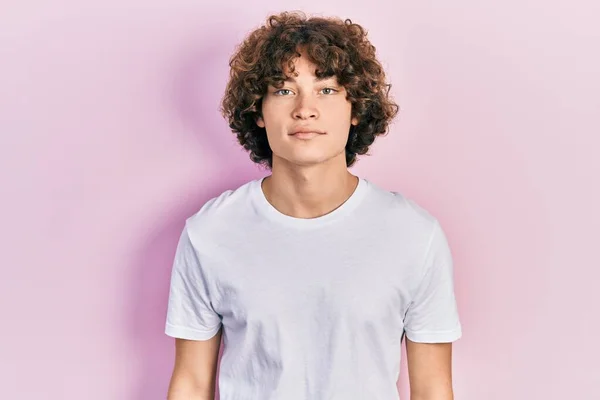 Hombre Joven Guapo Con Camiseta Blanca Casual Relajado Con Expresión — Foto de Stock