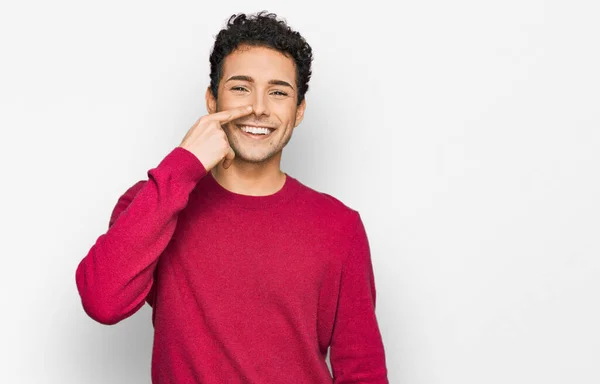 Homem Bonito Jovem Vestindo Roupas Casuais Apontando Com Mão Dedo — Fotografia de Stock