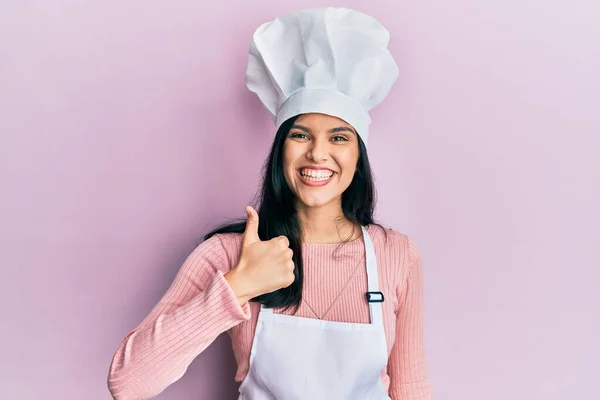 Mujer Hispana Joven Con Uniforme Panadero Sombrero Cocinero Sonriendo Feliz — Foto de Stock