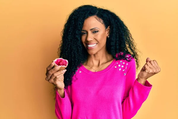 Middelbare Leeftijd Afrikaanse Amerikaanse Vrouw Met Geode Schreeuwen Trots Vieren — Stockfoto