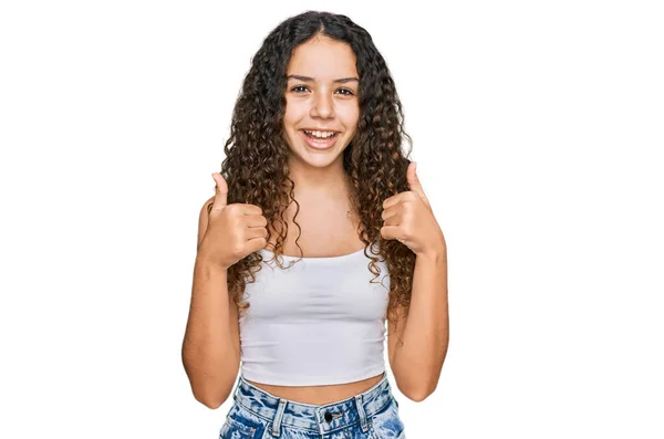 Gündelik Kıyafetler Giyen Spanyol Genç Kız Başarı Işareti Yapıyor Elleriyle — Stok fotoğraf