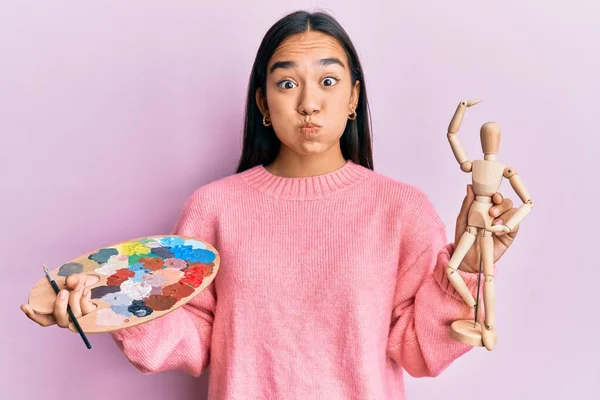 Jovem Asiático Mulher Segurando Pintor Paleta Arte Manequim Soprando Bochechas — Fotografia de Stock