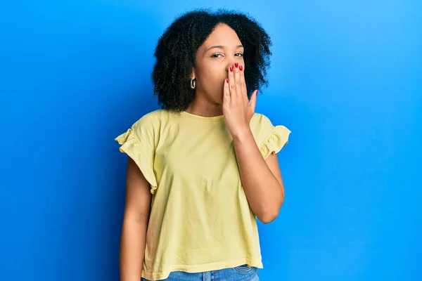 Jovem Afro Americana Vestindo Roupas Casuais Entediado Bocejo Cansado Cobrindo — Fotografia de Stock