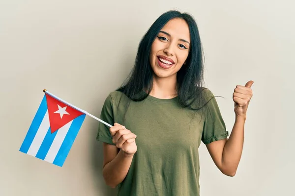 Fiatal Spanyol Lány Tartja Kubai Zászló Mutatva Hüvelykujját Oldalra Mosolyogva — Stock Fotó