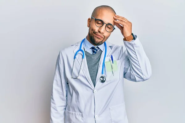Homem Adulto Hispânico Vestindo Uniforme Médico Estetoscópio Preocupado Estressado Com — Fotografia de Stock