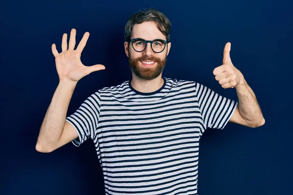 Homem Caucasiano Com Barba Vestindo Camiseta Listrada Óculos Mostrando Apontando — Fotografia de Stock