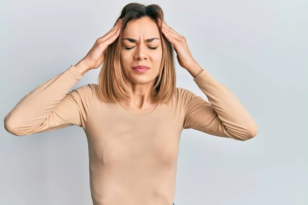 Junge Kaukasische Blonde Frau Lässigem Pullover Mit Hand Auf Dem — Stockfoto