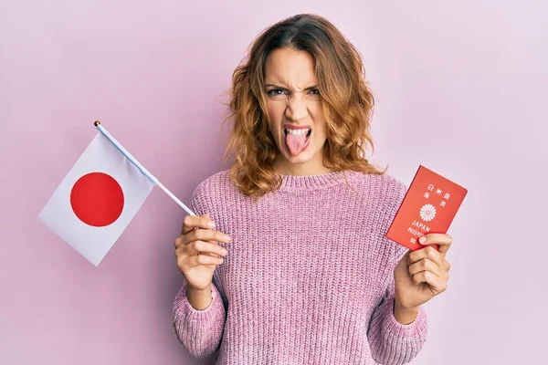 Jonge Kaukasische Vrouw Houden Japanse Vlag Paspoort Steken Tong Uit — Stockfoto
