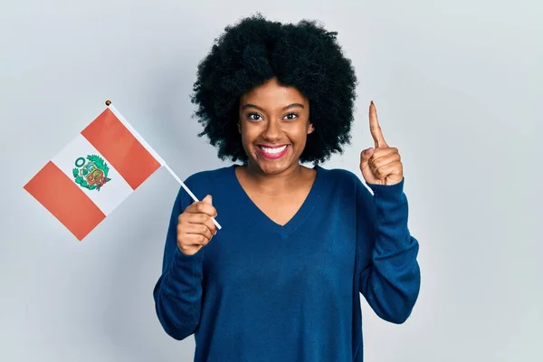 Jonge Afro Amerikaanse Vrouw Met Peru Vlag Glimlachend Met Een — Stockfoto