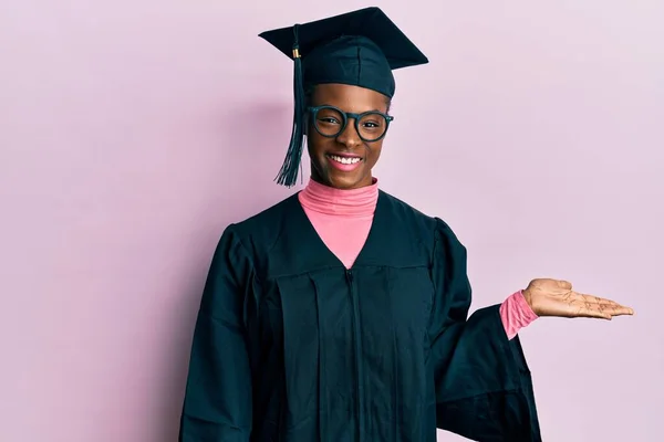 Mladý Africký Americký Dívka Sobě Graduation Čepice Slavnostní Župan Úsměvem — Stock fotografie