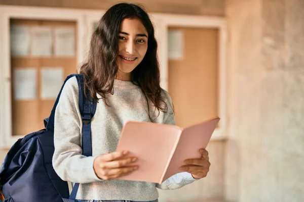 Giovane Studentessa Del Medio Oriente Sorridente Libro Lettura Felice Città — Foto Stock