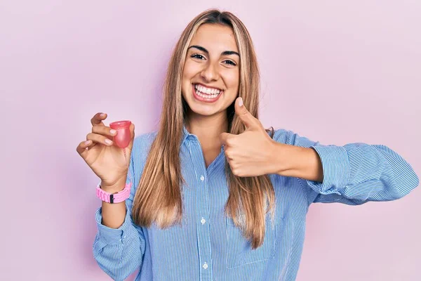 Mulher Hispânica Bonita Segurando Copo Menstrual Sorrindo Feliz Positivo Polegar — Fotografia de Stock