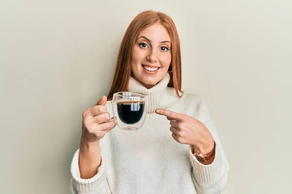 若いですアイルランドの女性飲むAカップのコーヒー笑顔幸せなポインティングとともに手と指 — ストック写真
