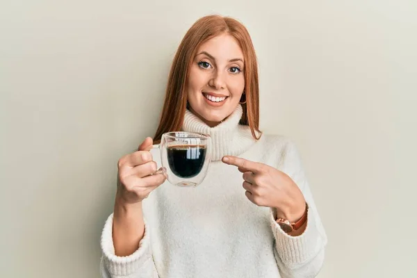 Jeune Femme Irlandaise Boire Une Tasse Café Souriant Heureux Pointant — Photo