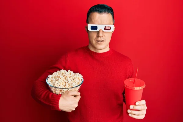 Schöner Junger Mann Isst Popcorn Und Limo Mit Brille Schockgesicht — Stockfoto