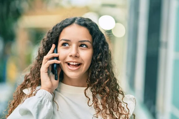 Hermosa Chica Hispana Sonriendo Feliz Hablando Teléfono Inteligente Ciudad — Foto de Stock