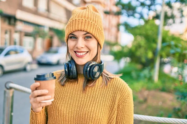 Jong Blond Vrouw Glimlachen Gelukkig Met Behulp Van Koptelefoon Stad — Stockfoto