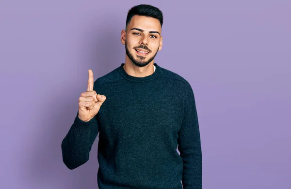 Jeune Homme Hispanique Avec Barbe Portant Pull Hiver Décontracté Souriant — Photo