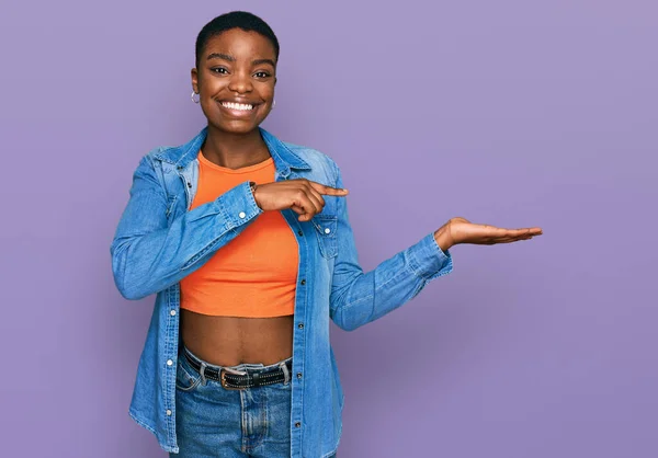 Νεαρή Αφροαμερικανή Γυναίκα Που Φοράει Casual Ρούχα Εντυπωσιασμένη Και Χαμογελαστή — Φωτογραφία Αρχείου