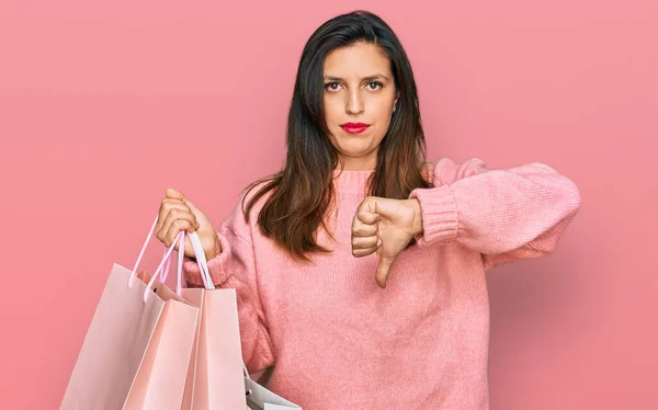 Schöne Hispanische Frau Hält Einkaufstüten Mit Wütendem Gesicht Negatives Zeichen — Stockfoto