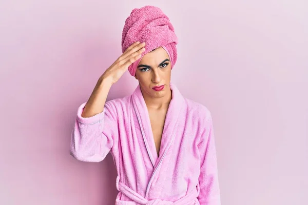 Junger Mann Mit Frauenschminke Duschtuch Auf Dem Kopf Und Bademantel — Stockfoto