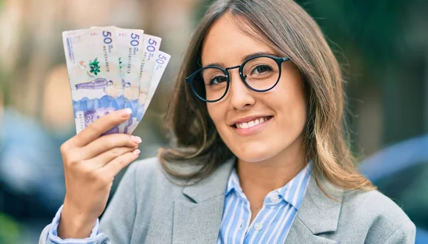 Młoda Latynoska Biznesmenka Uśmiechnięta Szczęśliwym Trzymaniem Kolumbijskich Banknotów Pesos Mieście — Zdjęcie stockowe