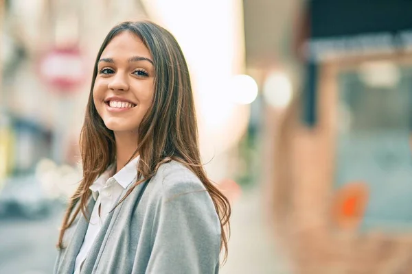 Jovem Empresária Latina Sorrindo Feliz Cidade — Fotografia de Stock