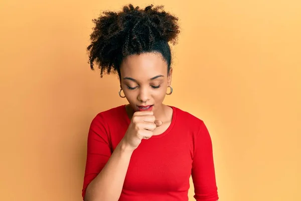 Young African American Girl Wearing Casual Clothes Feeling Unwell Coughing — Stock Photo, Image