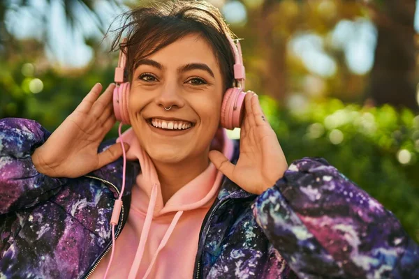 Młoda Latynoska Sportowa Kobieta Uśmiecha Się Szczęśliwa Używając Słuchawek Mieście — Zdjęcie stockowe