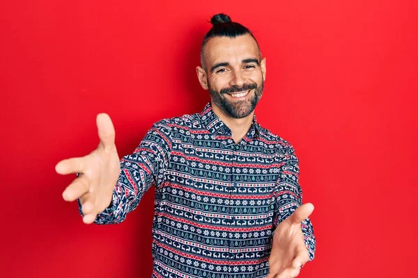 Jeune Homme Hispanique Portant Des Vêtements Décontractés Regardant Caméra Souriant — Photo