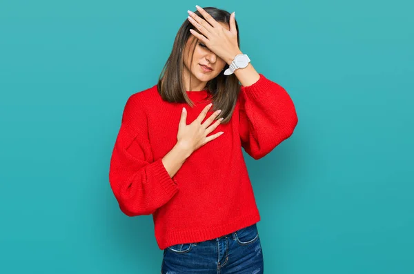 Mulher Morena Bonita Vestindo Camisola Inverno Casual Tocando Testa Para — Fotografia de Stock