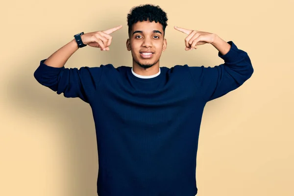 Jovem Afro Americano Vestindo Roupas Casuais Sorrindo Apontando Para Cabeça — Fotografia de Stock