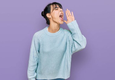 Genç İspanyol kadın gündelik kıyafetler giyip el ele tutuşarak bağırıyor ve çığlık atıyordu. iletişim konsepti. 