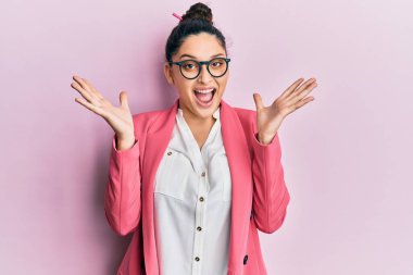 İş ceketi ve gözlük takan güzel bir ortadoğulu kadın çılgın kutlamalar yapıyor ve başarıya hayret ediyor. Kolları açık, gözleri açık heyecanla haykırıyor. Kazanan konsept 