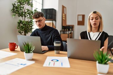 Ofiste konsantre olarak çalışan iki iş adamı.