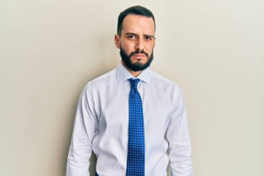 Sakallı, iş kravatlı, sıkıntılı, sıkıntılı, sinirli ve korkmuş genç bir adam. hüzünlü ifade. 