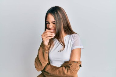 Genç esmer kadın gündelik kıyafetler giyip kendini kötü hissediyor ve soğuk algınlığı veya bronşitin belirtisi olarak öksürüyor. sağlık hizmeti kavramı. 